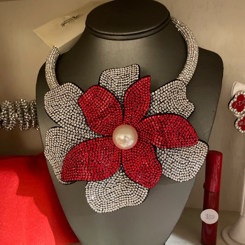 Elegant black Floral Necklace